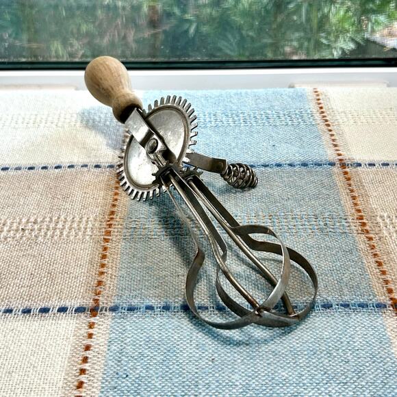 Vintage Hand Crank Egg Beater – Made in USA, Metal & Wood Handle Mixer - Picture 8 of 12